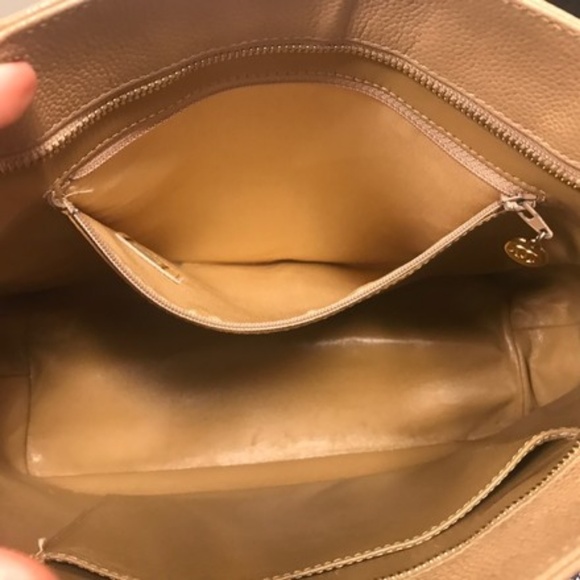 Chanel medallion - Picture 4 of 8